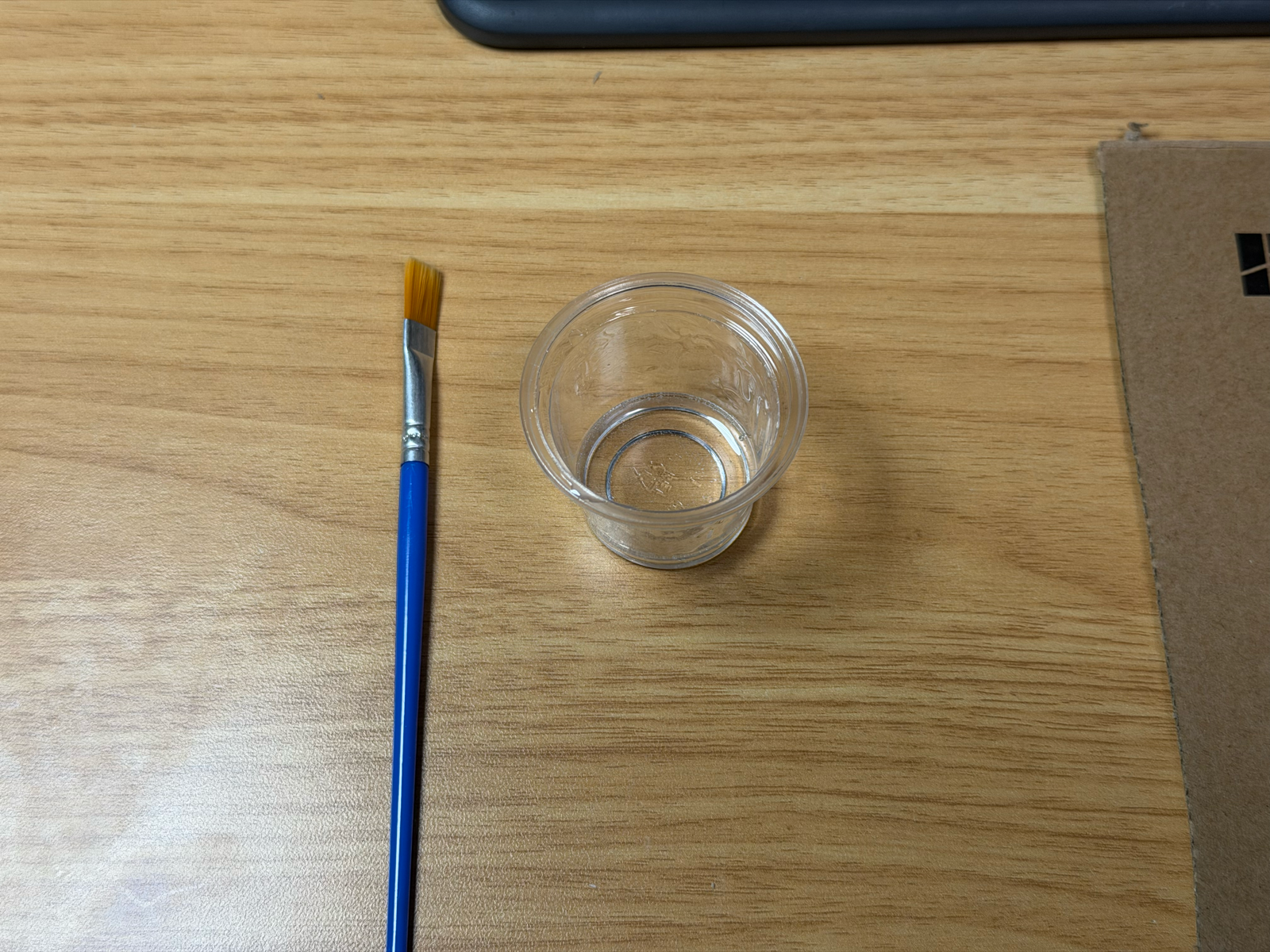 少量のレジンを入れたカップと筆